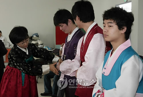 남자는 왼 손이 위로