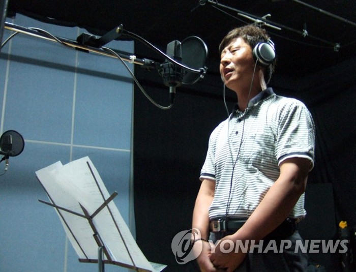 '주문진 시장송' 녹음 중인 상인 김동억씨