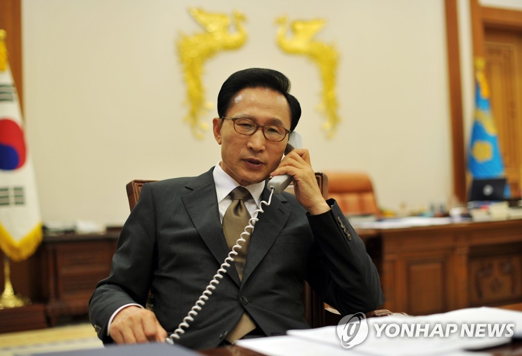 李대통령 통화 모습(자료사진)