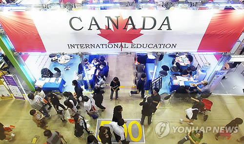 북적이는 해외유학ㆍ이민 박람회 (서울=연합뉴스 자료사진)