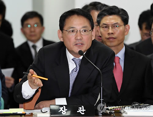 <2010 국감>답변하는 유인촌