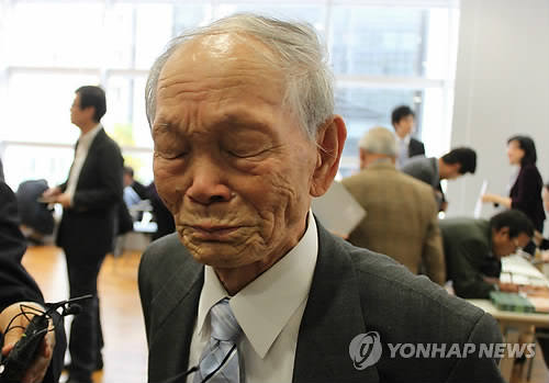재외국민 모의투표 참가한 감격에 우는 재일동포
