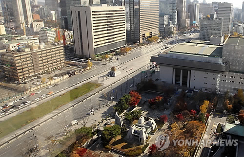 세종문화회관(사진 오른쪽 건물)과 세종로공원의 모습
