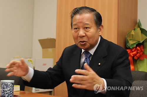 인터뷰하는 일본 자민당 니카이 도시히로 의원
