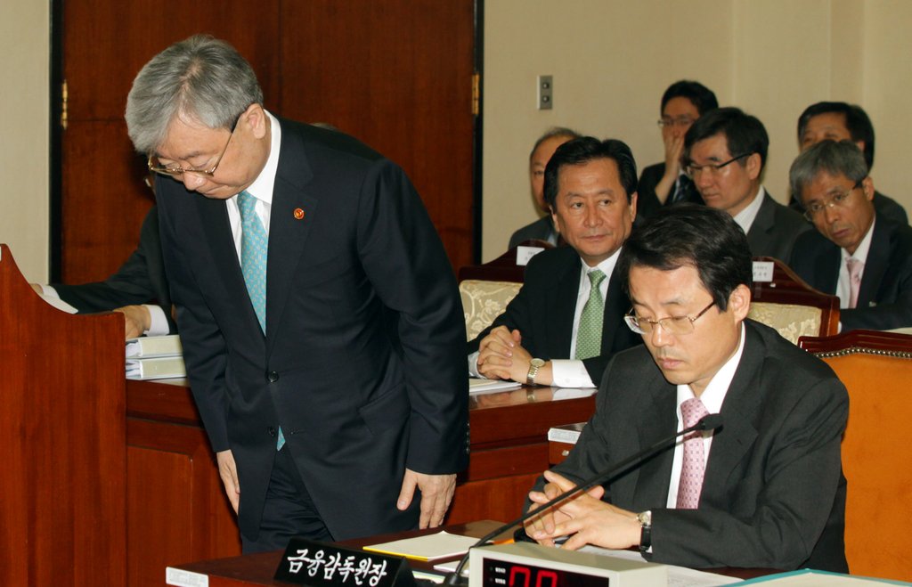 인사하는 김석동 금융위원장