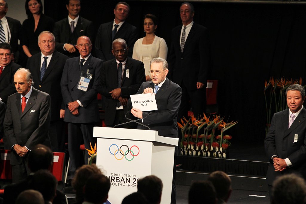 2011년 7월 남아프리카공화국 더반에서 열린 IOC 총회에서 자크 로게 전 IOC 위원장이 2018 동계올림픽 개최지로 평창을 호명하고 있다.[연합뉴스 자료사진]