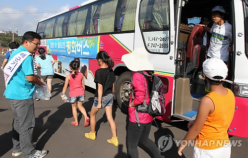 강정 찾은 해군기지 백지화 '평화버스'
