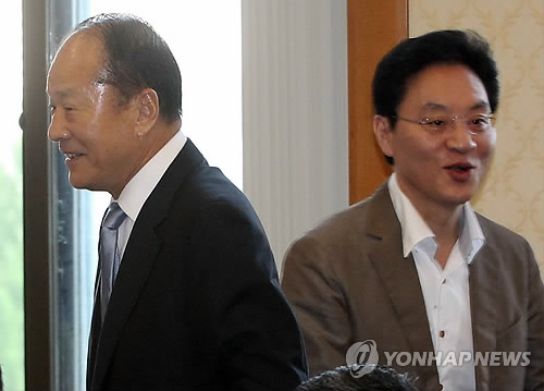 새누리당 이상득 전 의원(왼쪽)과 정두언 의원.(자료사진)
