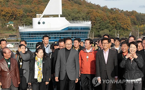 한강 이포보 걷는 이명박 대통령