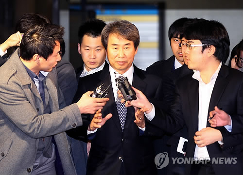 구속되는 신재민 전 차관