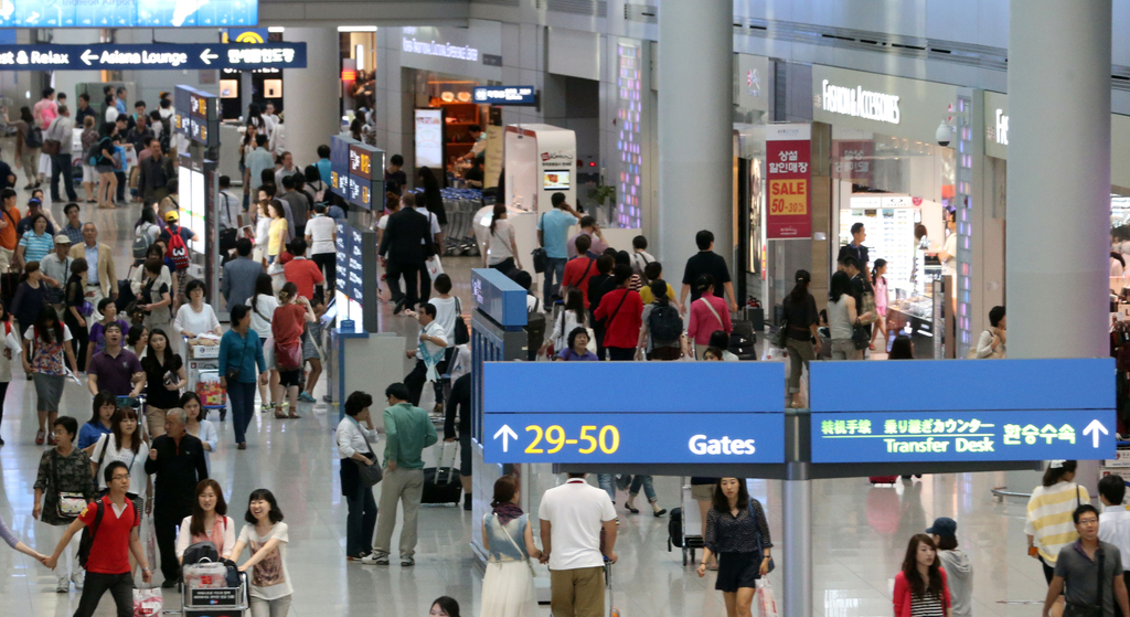 인천공항 면세점이 여행객으로 붐비고 있다. <<연합뉴스DB>>
