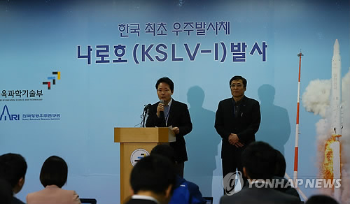 <나로호> 발사 연기.."연료주입 연결부위 새"