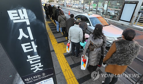 서울역 택시승강장에서 시민이 택시를 이용하고 있는 모습.(자료사진)