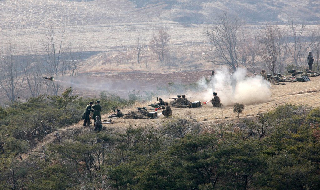 북한 중앙통신이 지난달 25일에 공개한 김정은이 현지 지도한 한 포병부대에서 포사격 훈련이 실시되는 모습.(AP=연합뉴스, 자료사진)