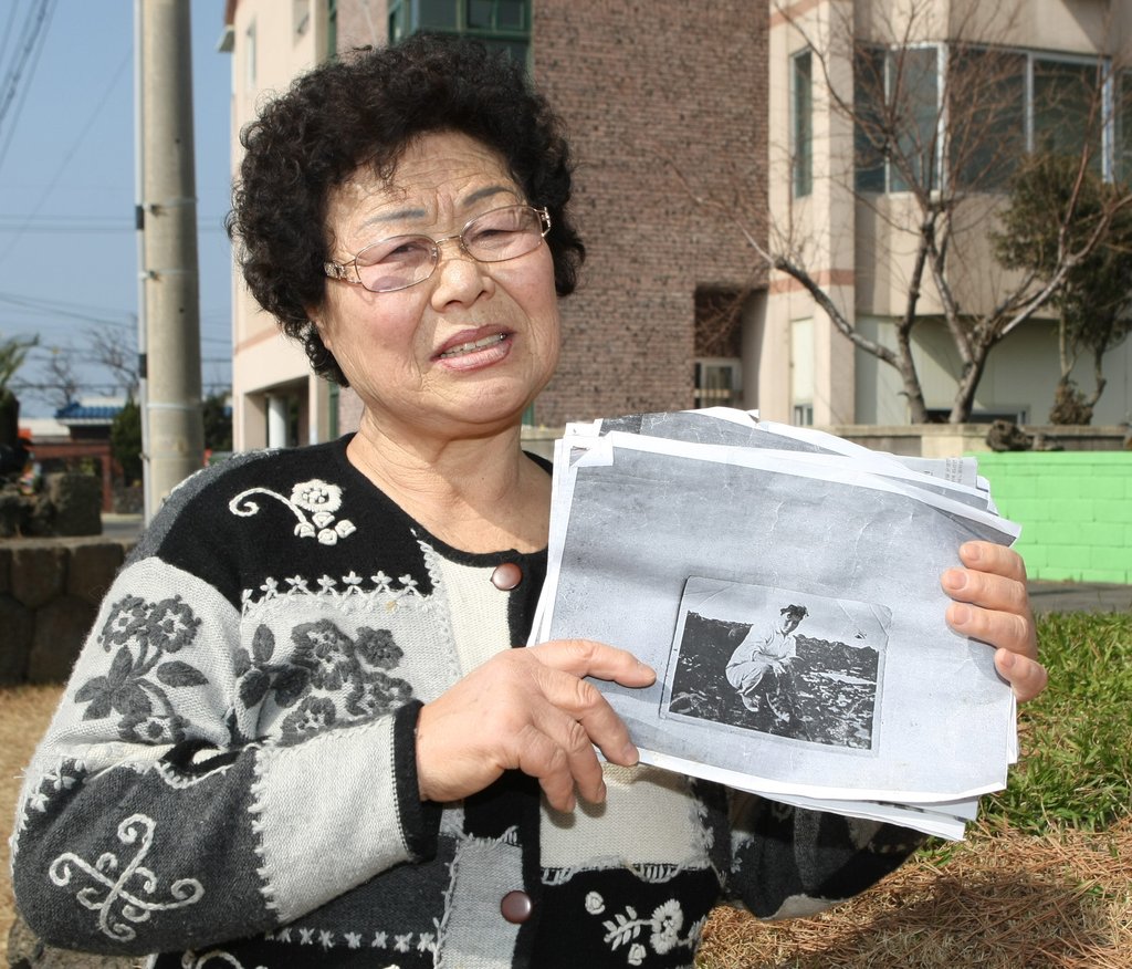 제주해녀 김공자(73)씨가 과거 독도에서 생활했을 당시 경찰경비대가 찍어준 자신의 사진을 들어 보이고 있다.[연합뉴스 자료사진]