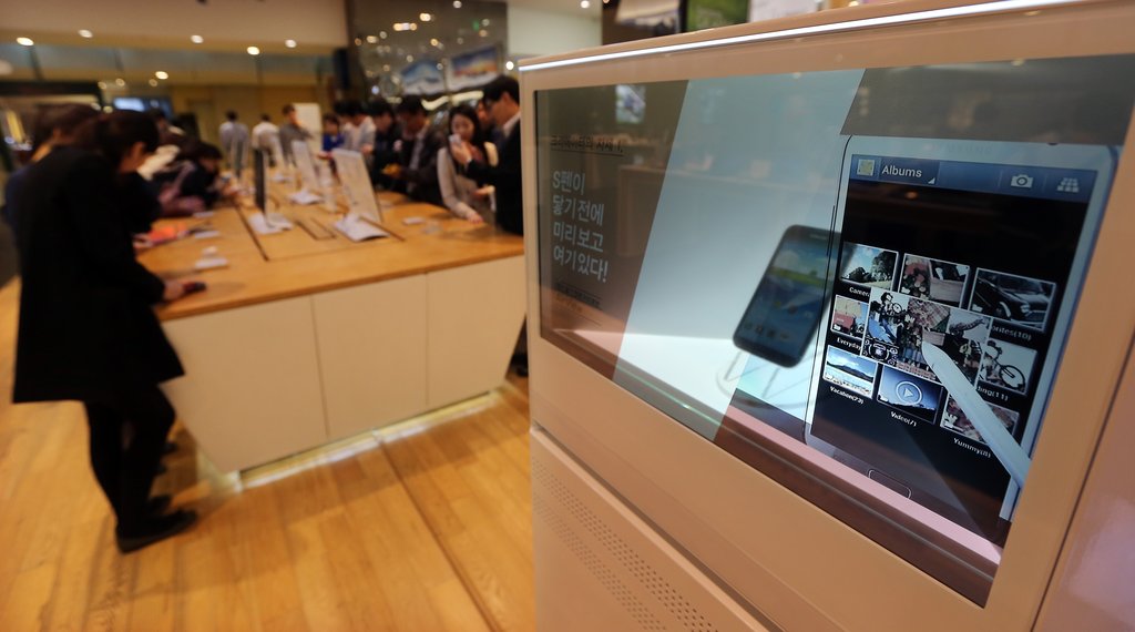 서초동 삼성전자 홍보관 딜라이트를 찾은 시민들이 스마트폰을 구경하고 있다. <<연합뉴스DB>>
