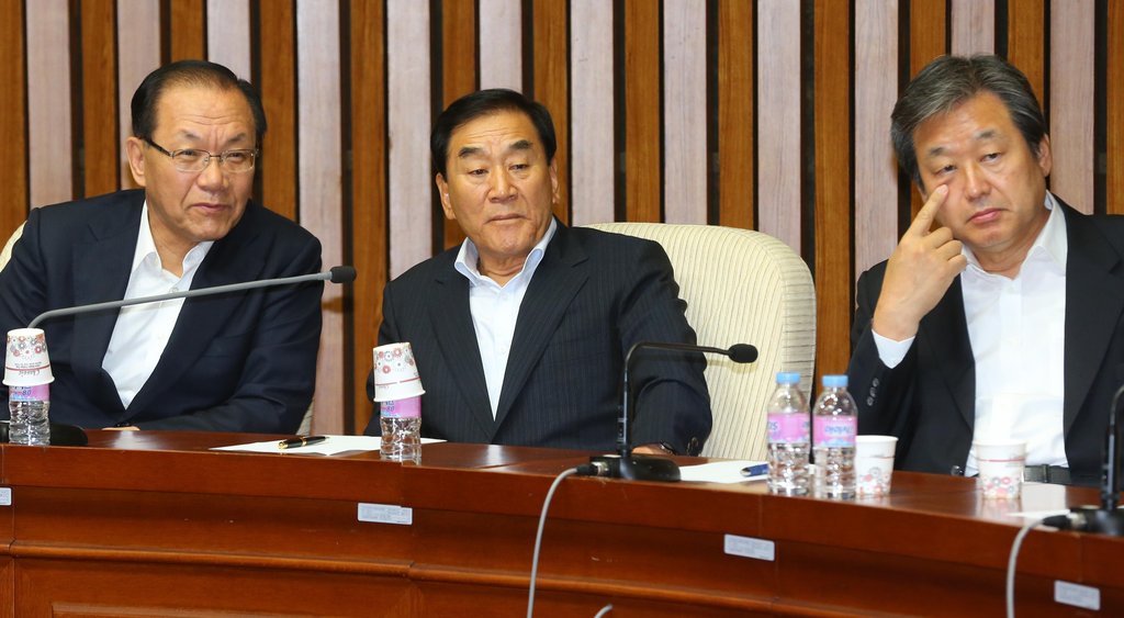 발언 듣는 황우여 대표와 이재오, 김무성 의원