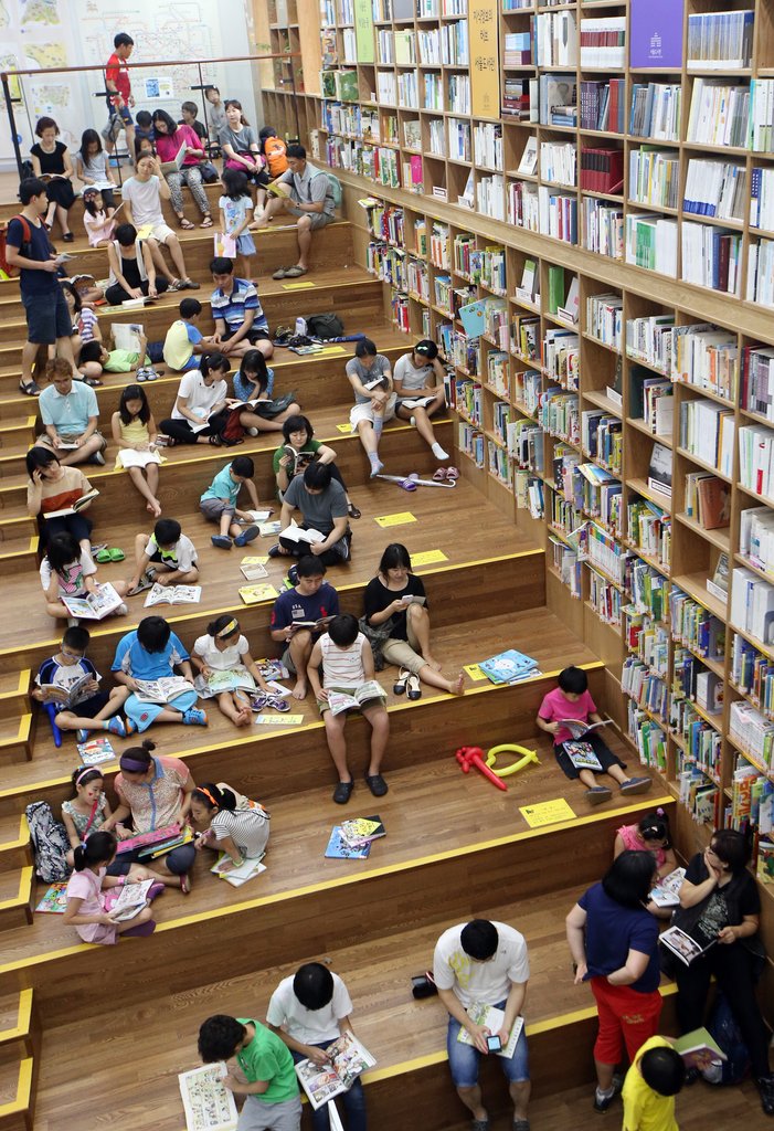 서울시 중구 서울도서관을 찾은 어린이들이 책을 읽고 있다. <<연합뉴스DB>> 