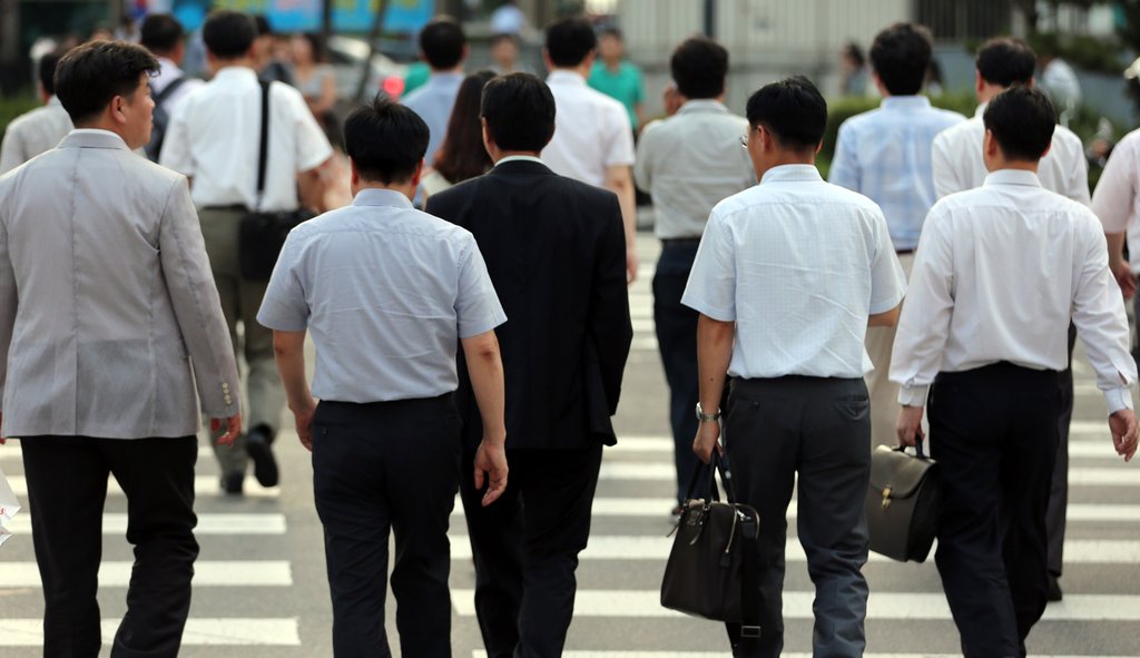 서울 중구 을지로입구역 사거리에서 직장인들이 퇴근길 발길을 재촉하고 있다. [연합뉴스 자료사진]