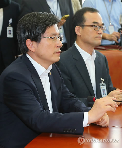황교안 법무장관이 지난 9일 국회에서 열린 성남보호관찰소 이전 문제 논의하기 위한 법무부-새누리당 당정협의에 참석하고 있다. <<연합뉴스DB>>