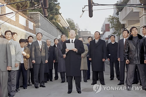 18년 전 골목길 국민성명 발표하는 전두환 전 대통령
