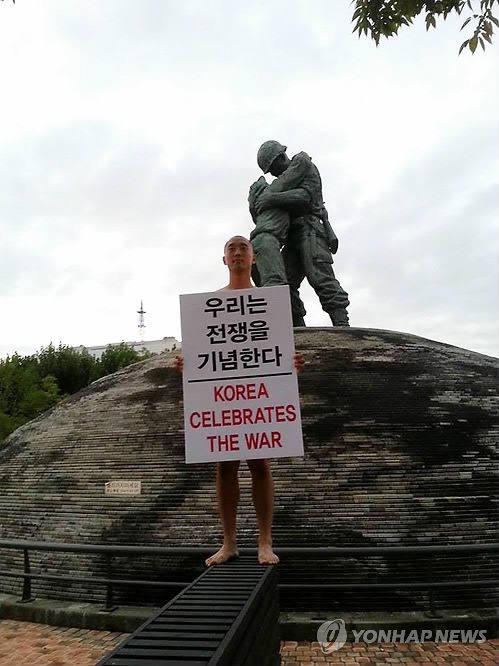 군대 폐지를 주장해 온 강의석 독립영화감독이 2013년 10월 1일 서울 용산 전쟁기념관에서 대규모 시가행진에 반대하는 누드 시위를 벌이고 있다 / 연합뉴스