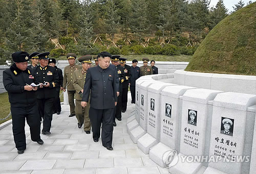 北 김정은, 훈련중 희생 해군 장병 묘지 참배