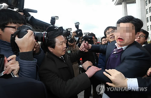 피 흘리는 청와대 직원