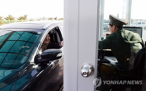 북측 출입사무소(CIQ)에서 북측 운영자가 개성공단 출입 심사를 하고 있다. (연합뉴스 자료사진)