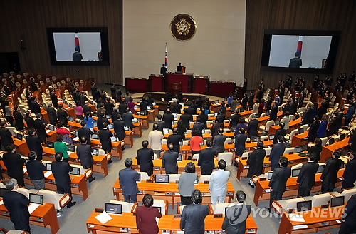 여야가 이번 6월 임시국회 회기 중 세월호특별법을 처리한다는 원칙에 의견을 모았다. 임시국회에서 국기에 대한 경례를 하고 있는 의원들의 모습. (연합뉴스 자료사진)