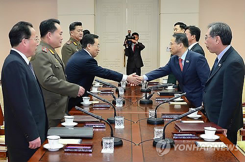 악수하는 남북 수석대표