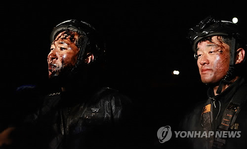 벙커C유 추가유출 막은 해경대원 '기름범벅'