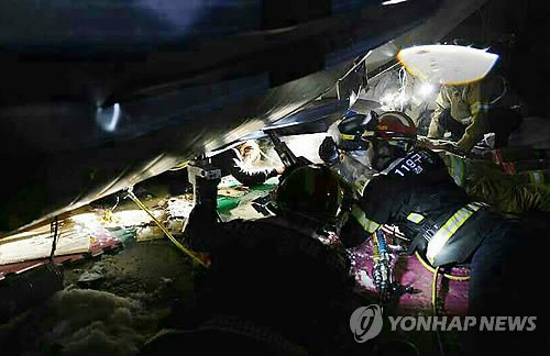 구조대원이 매몰자 구조를 위한 밤샘 작업을 벌이고 있다.