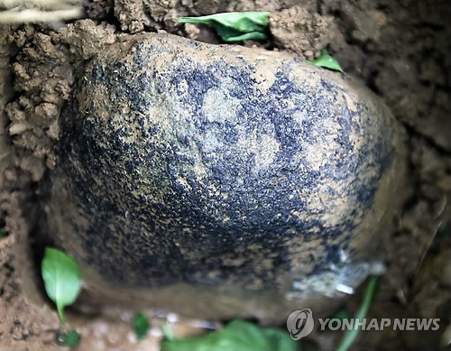 지난 10일 경남 진주시 대곡면에 떨어진 운석 (연합뉴스 DB)