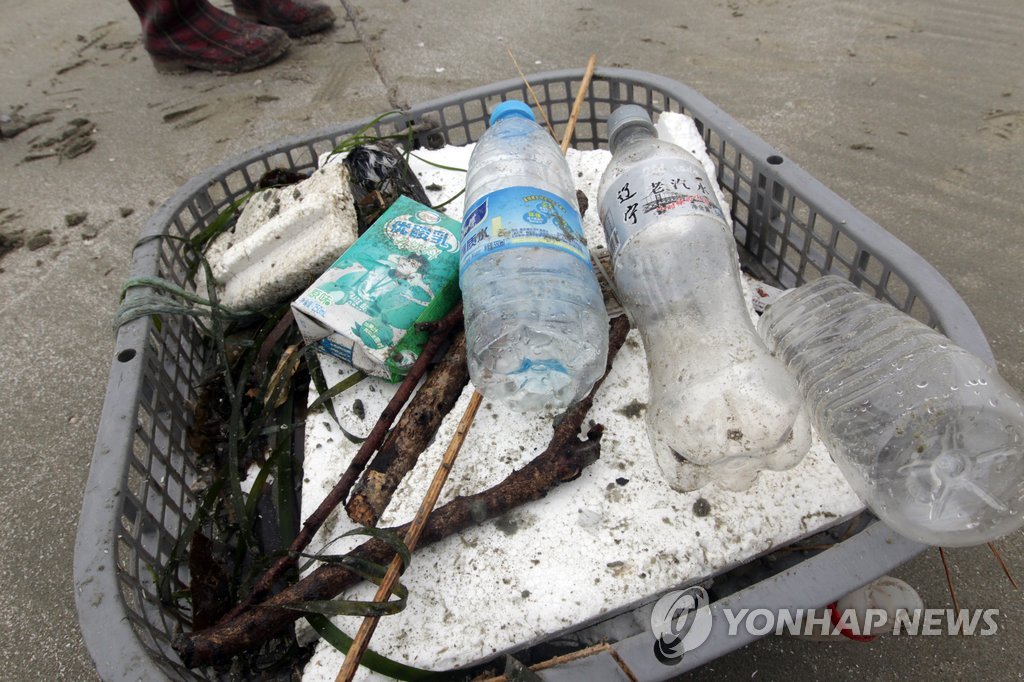백령도 사곶 해변으로 떠내려온 중국 쓰레기