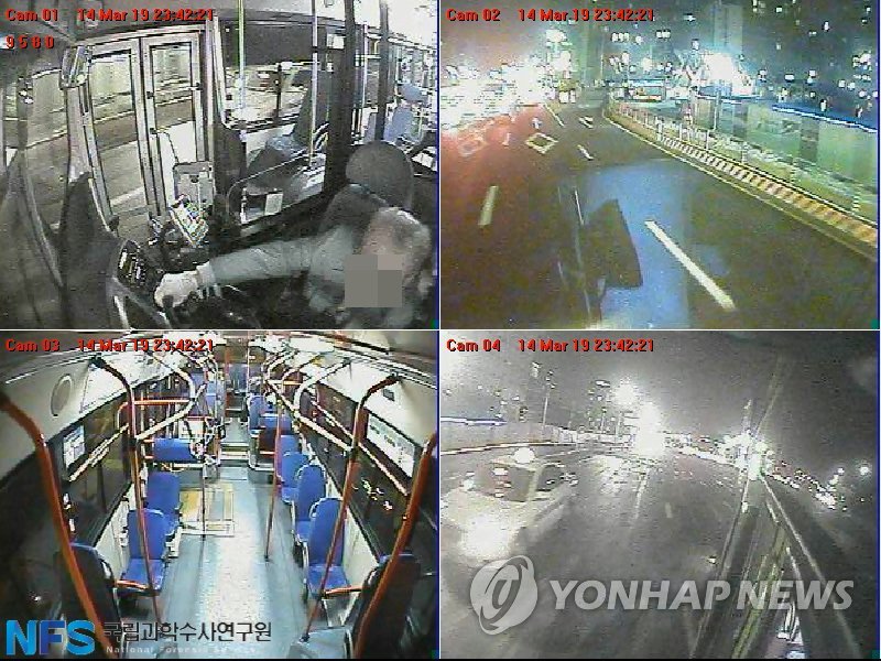 서울 송파경찰서가 공개한 버스 추돌사고 당시 상황이 담긴 블랙박스 영상. 사진은 1차 충돌 후 질주하는 버스의 모습으로 사고 직전 버스 운전기사의 운전 모습과 버스 내부·정면 등의 상황을 알 수 있다. (연합뉴스 DB)