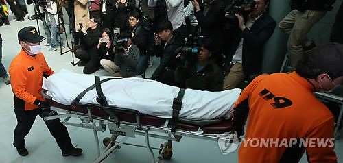 전남 진도 해상 여객선 침몰 사고로 숨진 안산 단원고 학생의 시신이 17일 오전 경기도 안산 고대안산병원에 안치되고 있다.