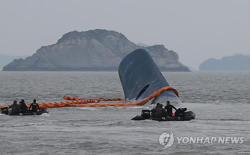 17일 오전 여객선 '세월호'가 침몰한 전남 진도군 조도면 병풍도 북쪽 3km 앞 사고 해상에서 해군 해난구조대(SSU)가 빗속을 뚫고 수색작업을 벌이고 있다.