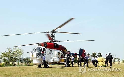 지난달 20일 오전 전남 목포시 목포해양경찰서에서 해양경찰 헬기가 구조요원들에게 공급할 지원품을 싣고 있다. (연합뉴스 DB)