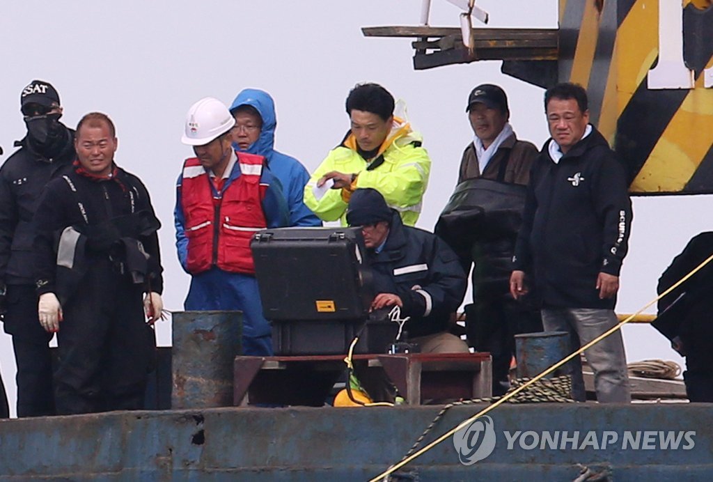 무인잠수정 조정하는 미국 기술진
