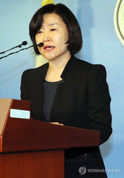 세월호 침몰사고와 관련, 실종자 가족 행세를 하는 선동꾼이 있다는 다른 사람의 글을 소셜네트워크서비스(SNS)에 올려 논란을 일으킨 권은희 새누리당 의원이 지난 22일 국회 정론관에서 사과문을 읽고 있다.