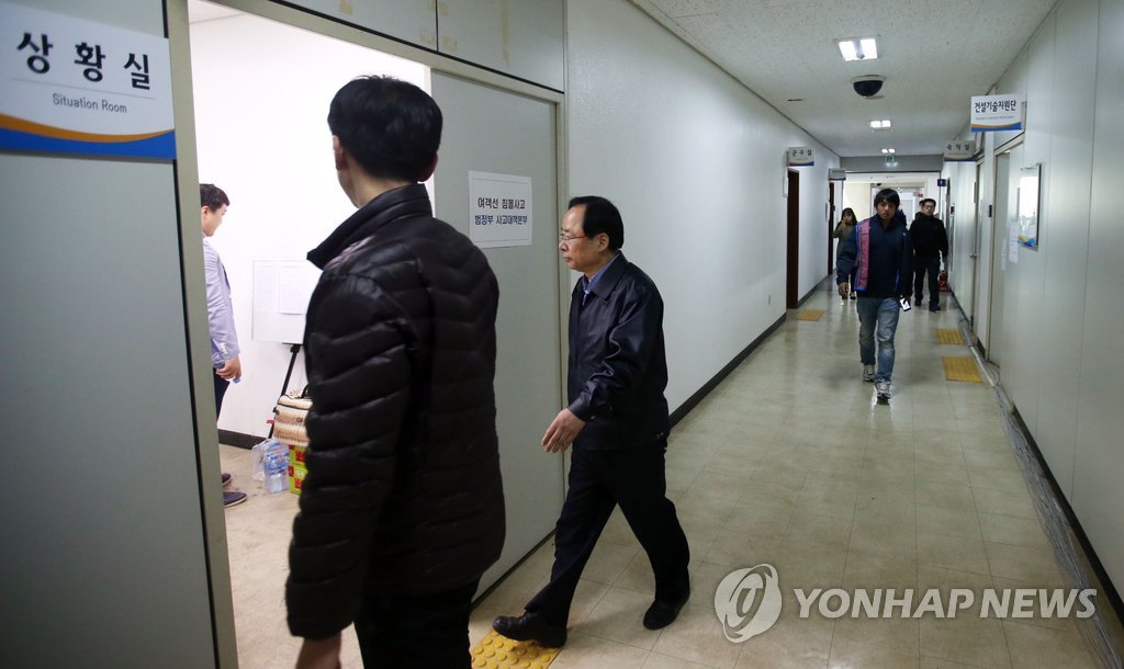 진도군청 상황실 들어서는 이주영 장관