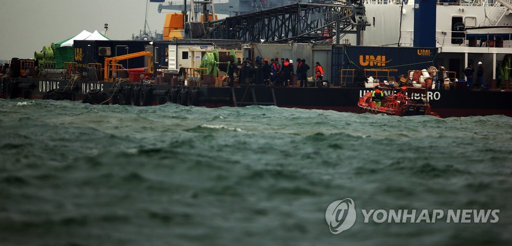 지난달 26일 전남 진도군 조도면 병풍도 북쪽 3km 앞 사고 해상에 기상악화로 파도가 울렁이고 있다