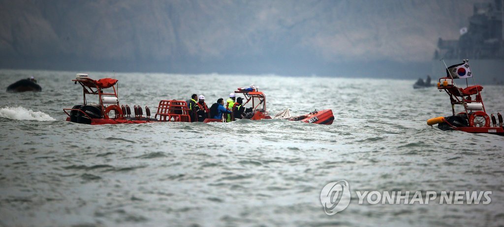 세월호 침몰 12일째인 27일 기상악화로 수색작업이 지연되고 있다. 사진은 전날 오후 전남 진도군 조도면 병풍도 북쪽 3km 앞 사고 해상에 민·관·군 잠수사들이 경비정으로 향하는 모습.
