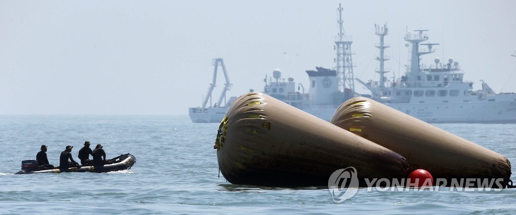 6일 오전 세월호 침몰 해역에서 수중수색을 하던 민간잠수사 이광욱(53) 씨가 숨지는 안타까운 사고가 발생했다. 사진은 오전 수색 작업이 벌어지고 있는세월호 침몰 사고 해역 