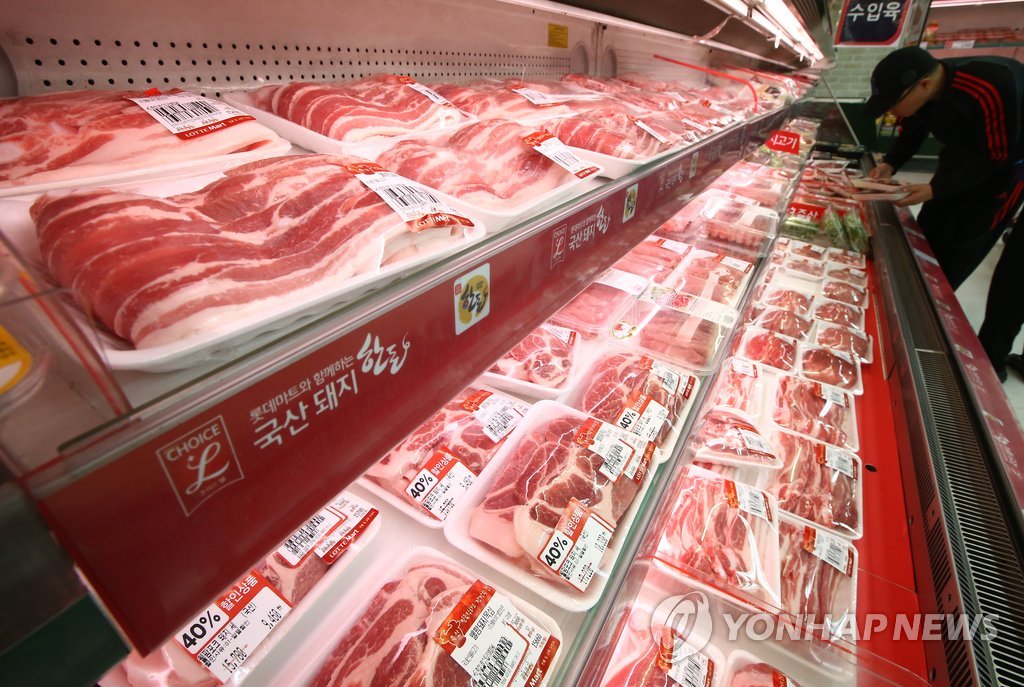 돼지고기 도매가격은 올들어 초강세를 보이다가 이달 중순 이후 하락 반전한 양상이다. 한 매트의 삼겹살 진열대 (연합뉴스 자료사진)