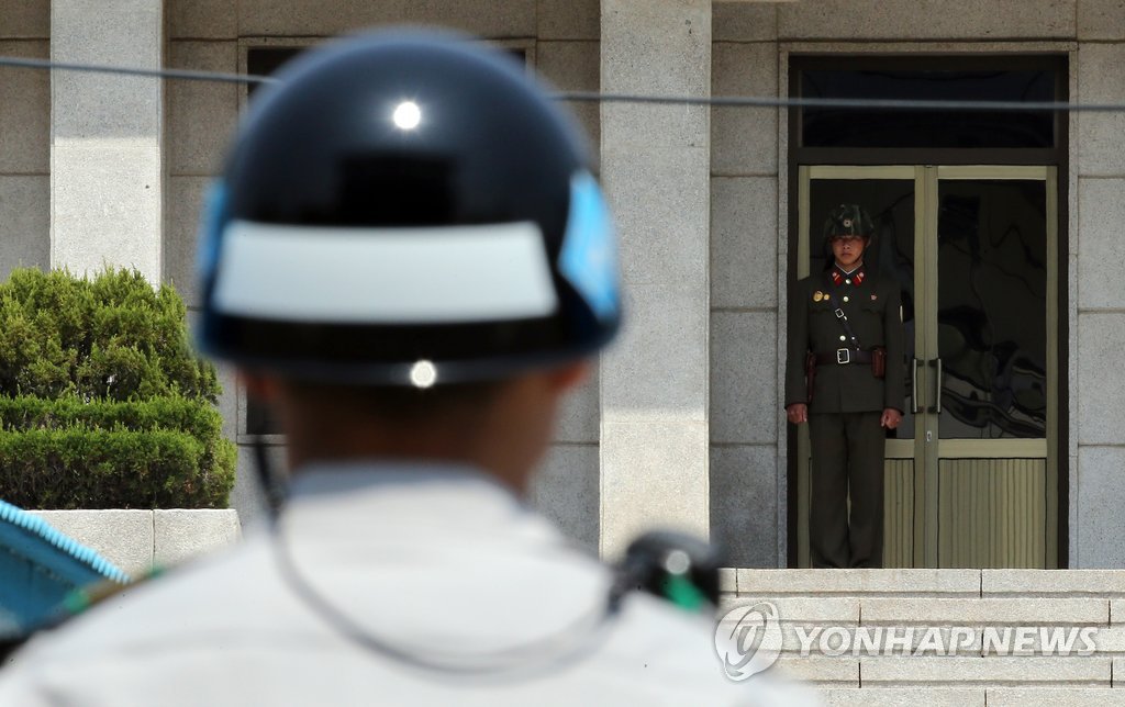 판문점에서 북한 병사와 우리측 경비병이 근무를 서고 있다. (연합뉴스 자료사진)