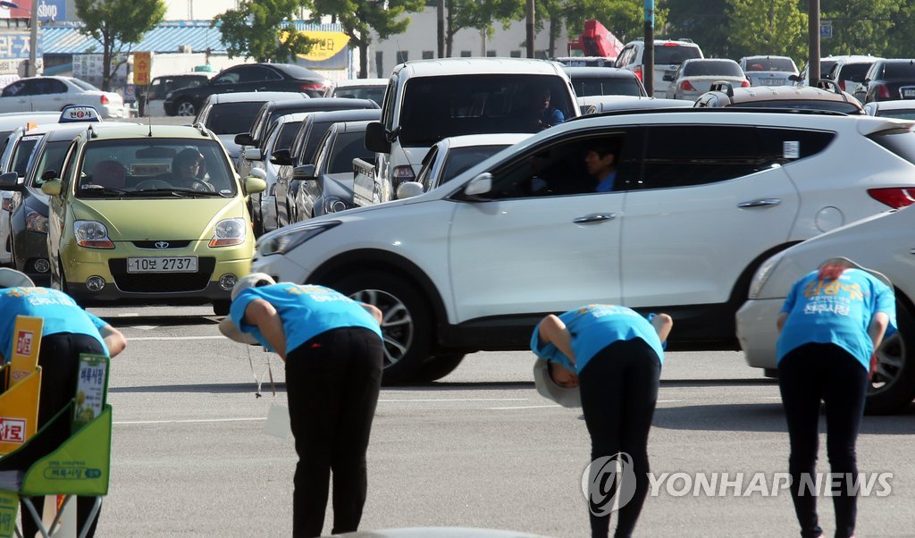 출근차량에 "한표 부탁합니다"