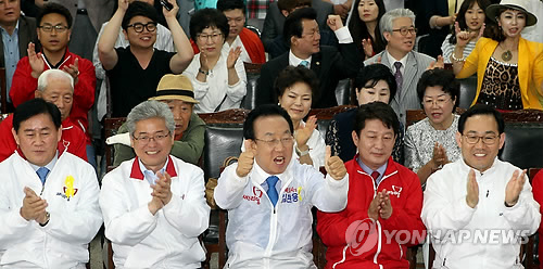 출구조사 발표에 환호하는 김관용 후보