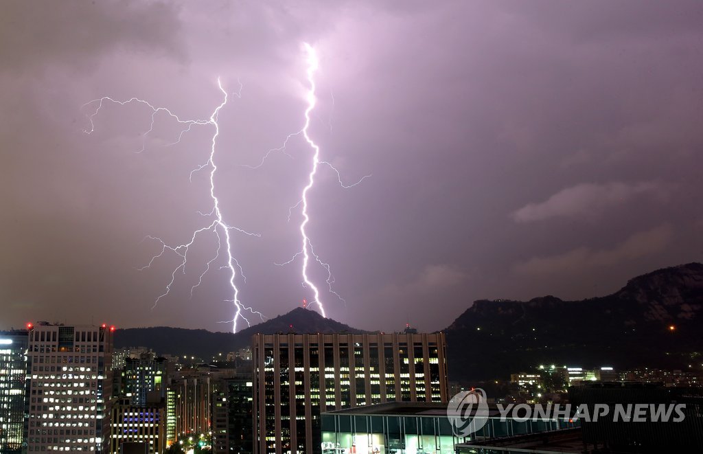 내리치는 번개